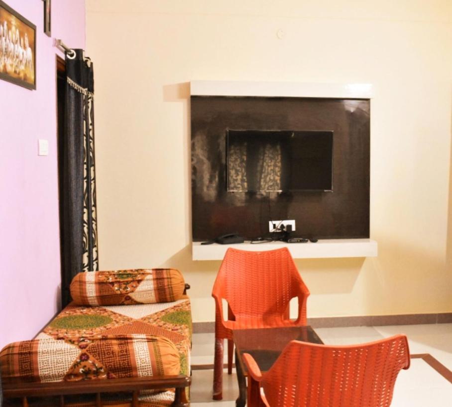 Sannidhi Service Apartments 蒂鲁帕蒂 外观 照片